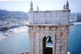 Glockenturm in Peniscola, im Hintergrund Strand und Hotels von Hihawai